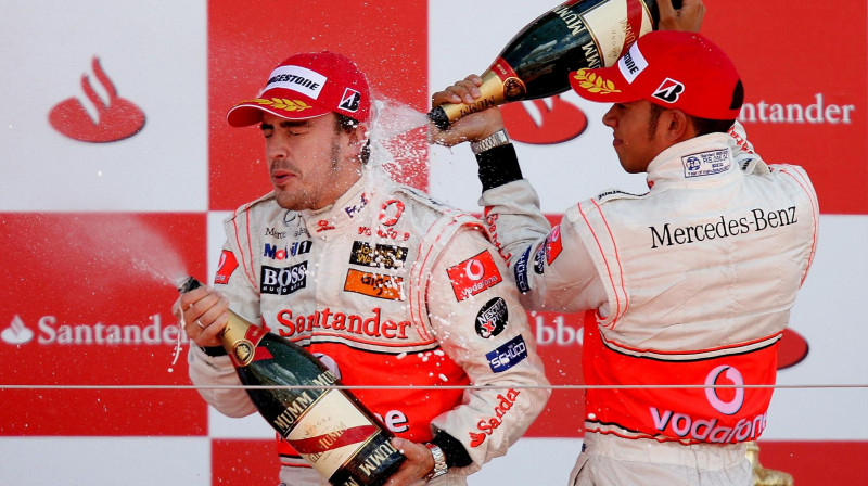 Fernando Alonso 2007. gadā uz goda pjedestāla kopā ar Lūisu Hamiltonu
Foto: PA Wire/PA Images/Scanpix