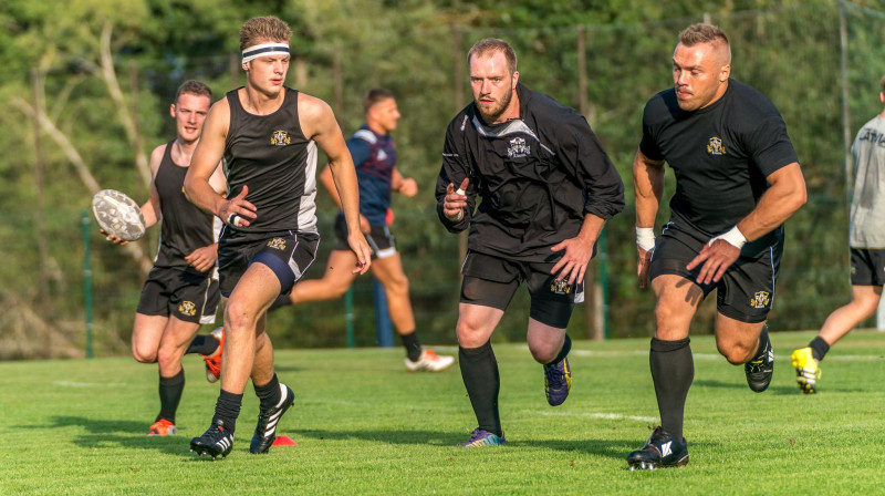 Miķelis Jurevičs (ar galvas apsēju) pirms Latvijas čempionāta spēles trešdien
Foto: Ģirts Kehris
