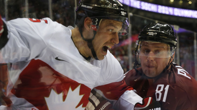 Georgijs Pujacs (no labās) Soču olimpisko spēļu ceturtdaļfinālā cīnās ar kanādieti Raienu Geclafu
Foto: Reuters/Scanpix
