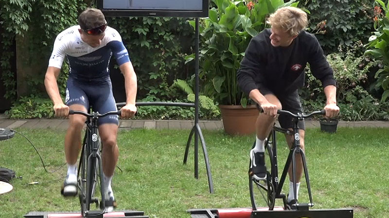 Emīls Liepiņš pret Tomu Alsbergu
Foto: Ekrānuzņēmums