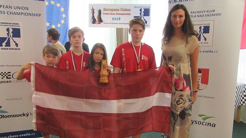 Miķelis Vingris (no kreisās), Kristaps Zass, Naomi Maklakova, Emīls Jānis Mieriņš, Nellija Maklakova
Foto: Latvijas Šaha federācija