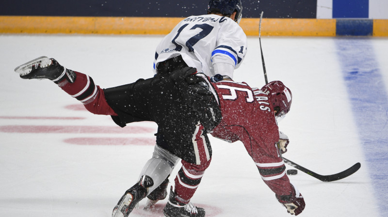 Mārtiņš Dzierkals cīņas epizodē pret Minsku 
Foto: Romāns Kokšarovs, Sporta Avīze, f64