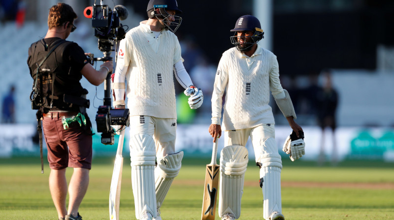 Džeimss Andersons un Adils Rašids
Foto: Reuters/Scanpix