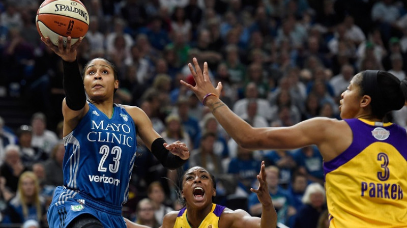 Maja Mūra, Nnemkadi Ogvumīke, Kendisa Pārkere 2016. gada WNBA finālā
Foto: AFP/Scanpix