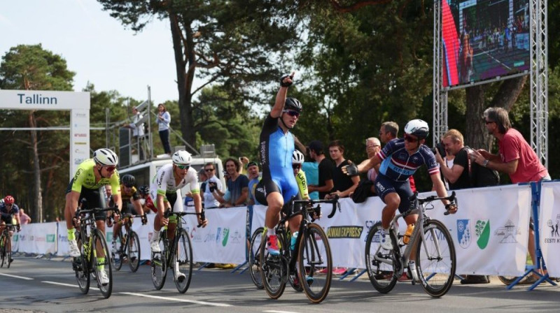 Emīls Liepiņš (pa labi) sniedz roku Martinam Lāsam
Foto: Taavi Sepp