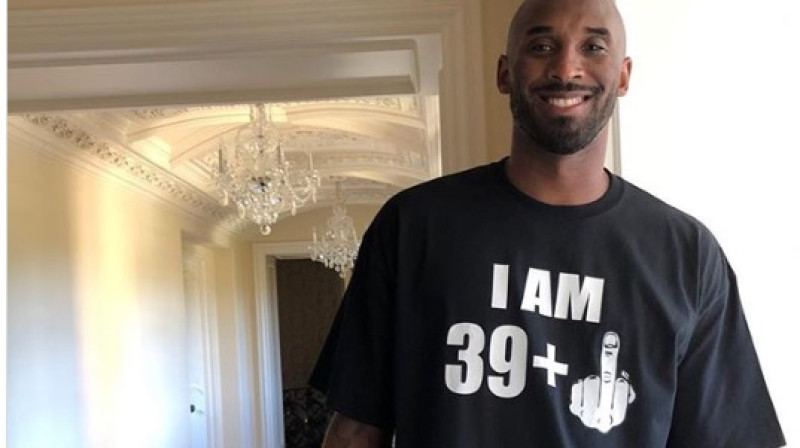 Kobe Braients ar sievas dāvināto kreklu 
Foto: instagram.com/vanessabryant