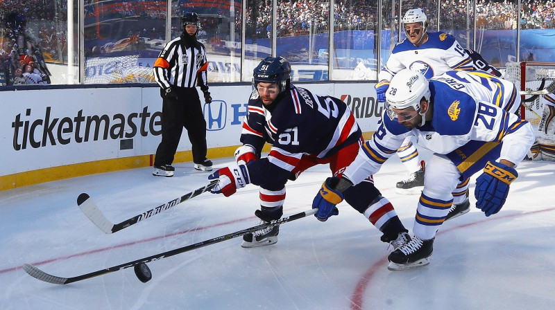 Deivids Dearnē aizvadītā gada ''Winter Classic'' spēlē cīnās ar Zemgu Girgensonu
Foto: AFP/Scanpix