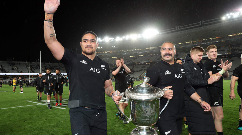 Jaunzēlandes regbisti ar "Bledisloe" kausu 
Foto: AFP / Scanpix