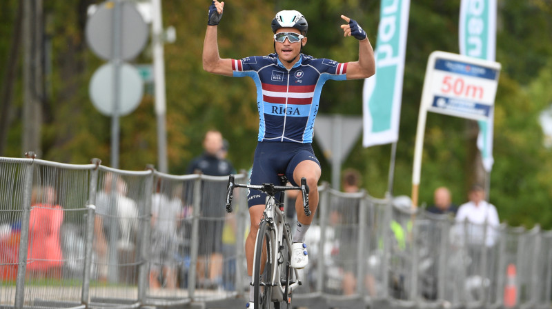 Emīls Liepiņš šķērso finiša līniju
Foto: Romāns Kokšarovs, F64