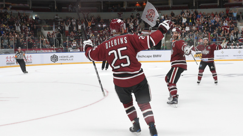 Andris Džeriņš ar partneriem svin vārtu guvumu
Foto: Romāns Kokšarovs/F64