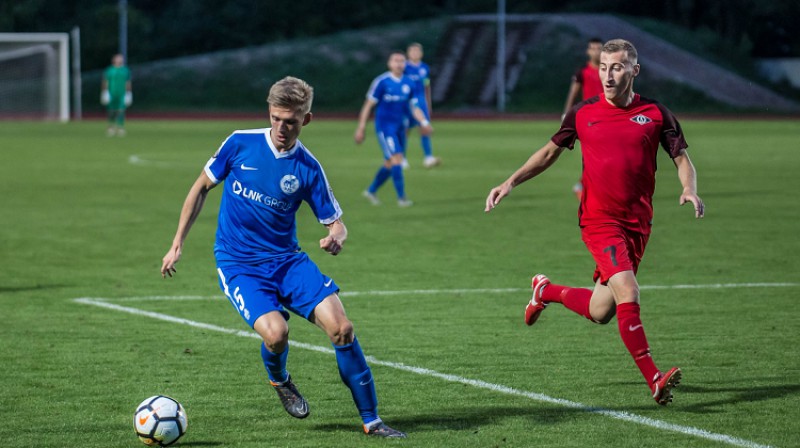 Edgars Vardanjans (pa labi) ierobežo Dāvja Indrāna brīvību
Foto: Kaspars Volonts