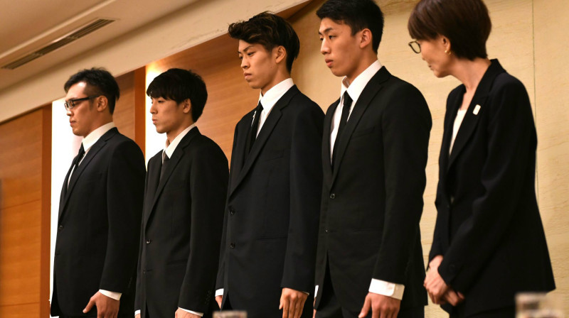 Juja Nagajoši, Takuja Hašimoto, Tauma Sato, Keita Imamura un Japānas Basketbola asociācijas vadītāja Juko Mitsuja atvainošanās preses konferencē
Foto: AFP / japantimes.co.jp