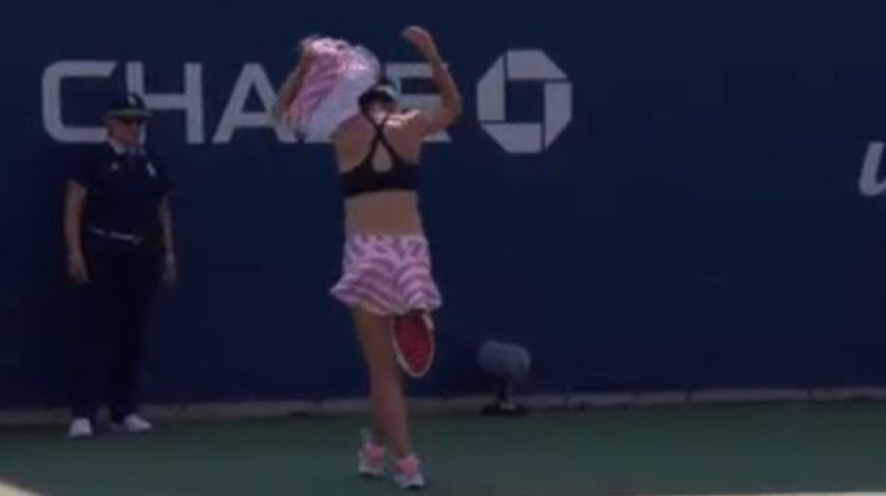 Kornē pārvelk kreklu
Ekrānšāviņš