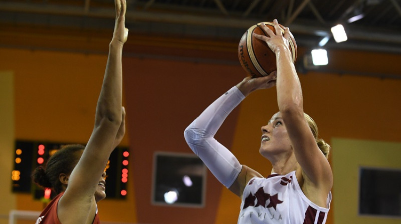 Aija Putniņa: 20 punkti pret Eiropas vicečempioni Franciju
Foto: Romāns Kokšarovs