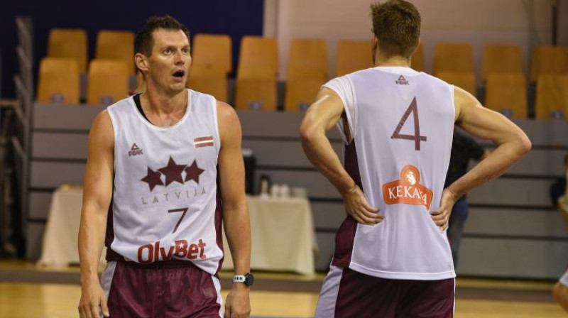 Jānis Blūms un Ojārs Siliņš Latvijas izlases treniņā
Foto: Romāns Kokšarovs/F64