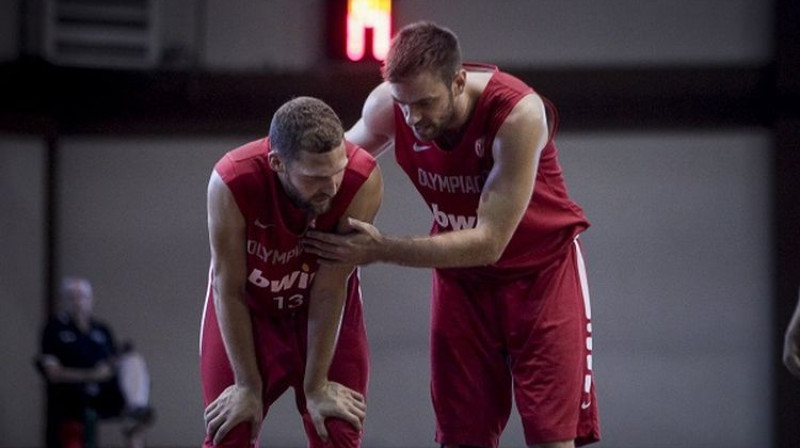 Jānis Strēlnieks (pa kreisi) "Olympiacos" pārbaudes spēlē
Foto: BC Olympiacos
