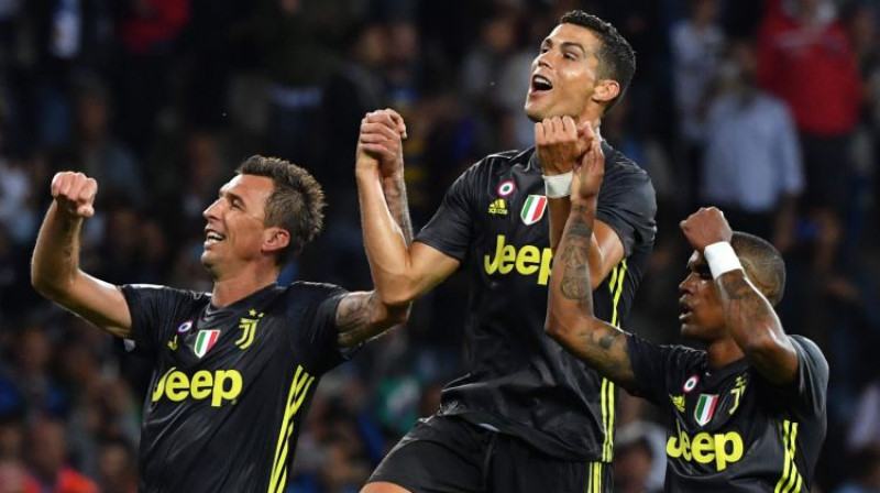 Krištianu Ronaldu priecājas kopā ar komandas biedriem par gūto uzvaru
Foto: AFP/Scanpix