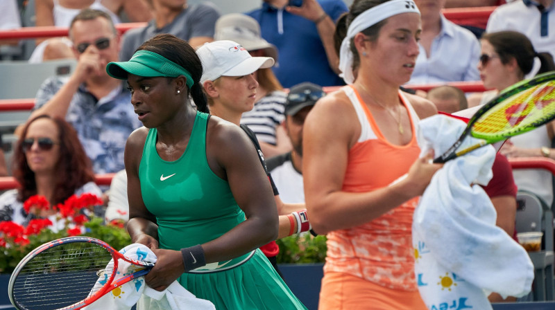 Slouna Stīvensa (no kreisās) un Anastasija Sevastova
Foto: EPA/Scanpix