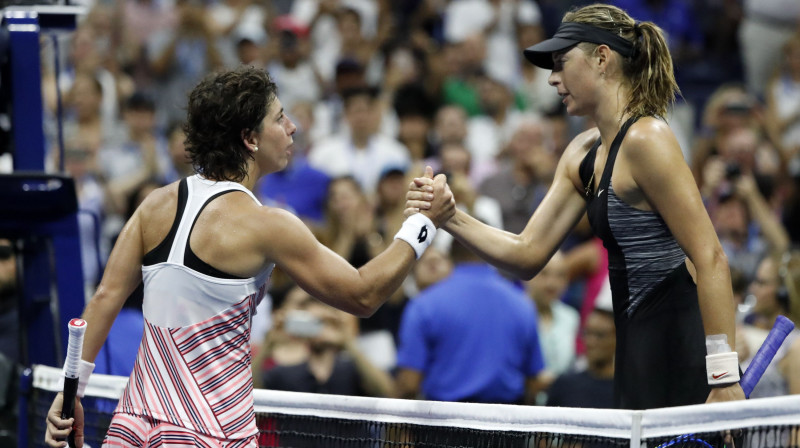 Daudz laimes dzimšanas dienā, Karla! Marijas Šarapovas pie tīkla sacītais, iespējams...
Foto: AP/Scanpix