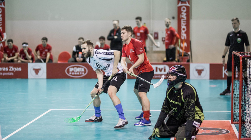 Vēl pērn valmierieši Miķelim Dravniekam bija konkurenti, šosezon - jau komandas biedri
Foto: Floorball.lv