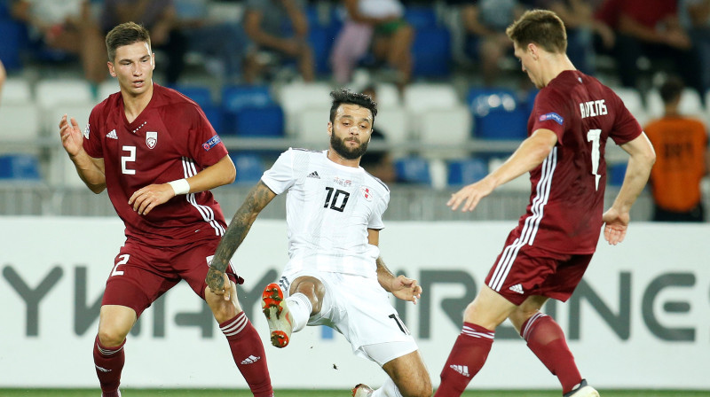 Vitālijs Maksimenko un Ritvars Rugins cīņā pret vārtu autoru Torniki Okriašvili
Foto: Reuters/Scanpix