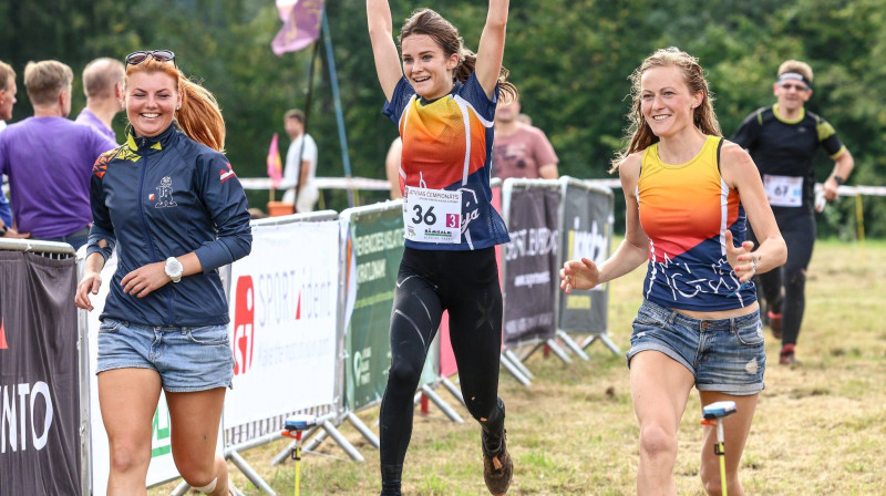 Vieda Lūsa (no kreisās), Sandra Grosberga un Kristīne Bertuka Latvijas čempionāta finišā
Foto: Latvijas Orientēšanās federācija
