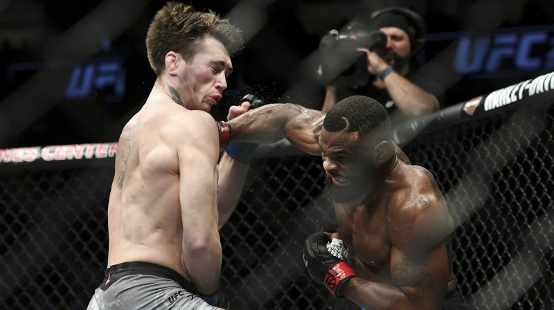 Tairona Vudlija sitiens, kas noguldīja Darenu Tilu uz dēļiem
Foto: AP/Scanpix