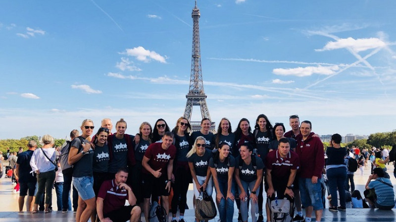 Latvijas valstsvienība skatu laukumā pie Šaijo pils
Foto: Basket.lv