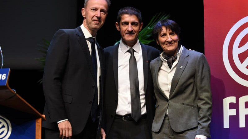 Žans Pjērs Sjutā FFBB ģenerālajā asamblejā ar valstsvienību treneriem Vensānu Kolē un Valeriju Garnjē
Foto: FFBB