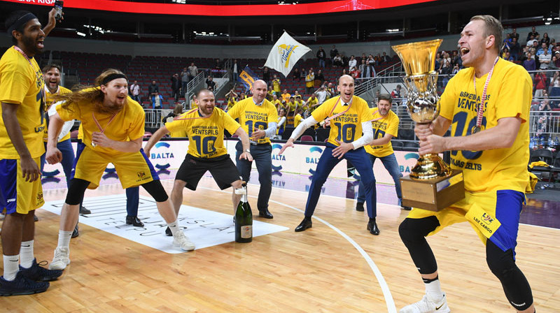 "Ventspils" komanda vismaz pagaidām ir kļuvusi par pēdējo LBL čempionvienību. 
Foto: Romāns Kokšarovs/f64
