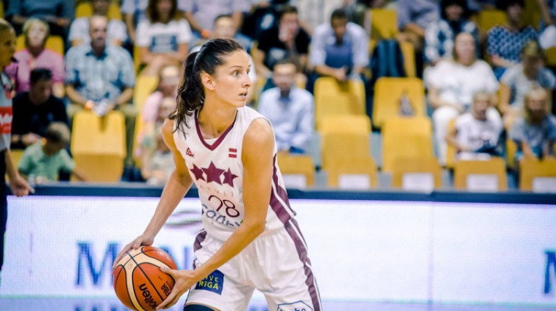 Kristīne Vītola spēlē pret Zviedriju
Foto: basket.lv