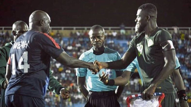 Džordžs Veā (pa kreisi) mirkli pirms spēles sākuma pret Nigēriju
Foto: Guardian Nigeria