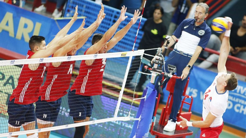 Aleksandars Atanasijevičs pret amerikāņu bloku
Foto: FIVB.com