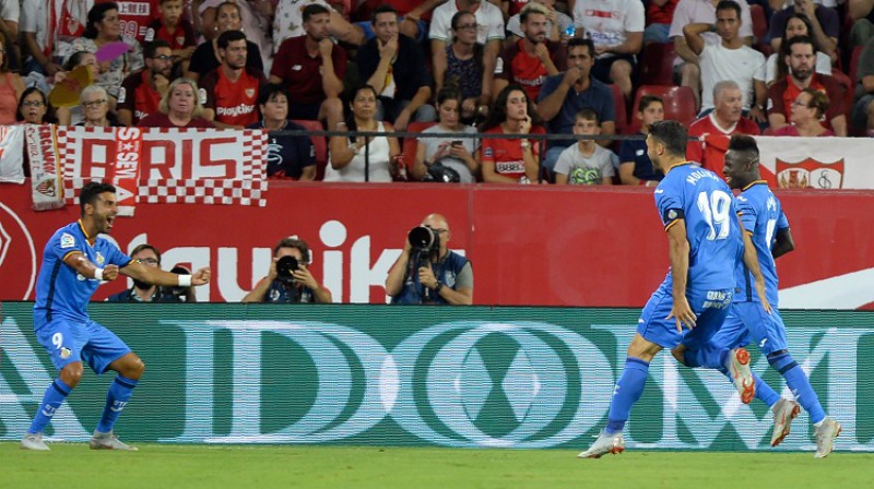 "Getafe" līksmo, kamēr fonā "Sevilla" bēdīgie līdzjutēji
Foto: AFP/Scanpix