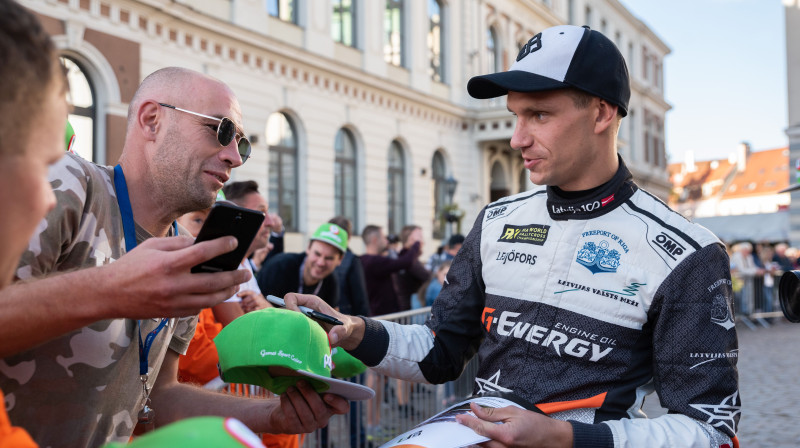 Jānis Baumanis ar līdzjutējiem. Foto: Vladislavs Proškins/f64