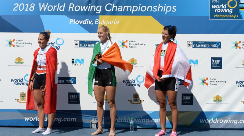 Sanita Pušpure ar pasaules zeltu. Foto: Detlev Seyb / MyRowingPhoto / worldrowing.com