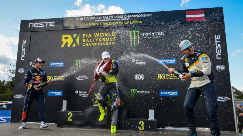 Reinis Nitišs (centrā) Rīgas posma apbalvošanas ceremonijā. Foto: RA Events/MVFoto