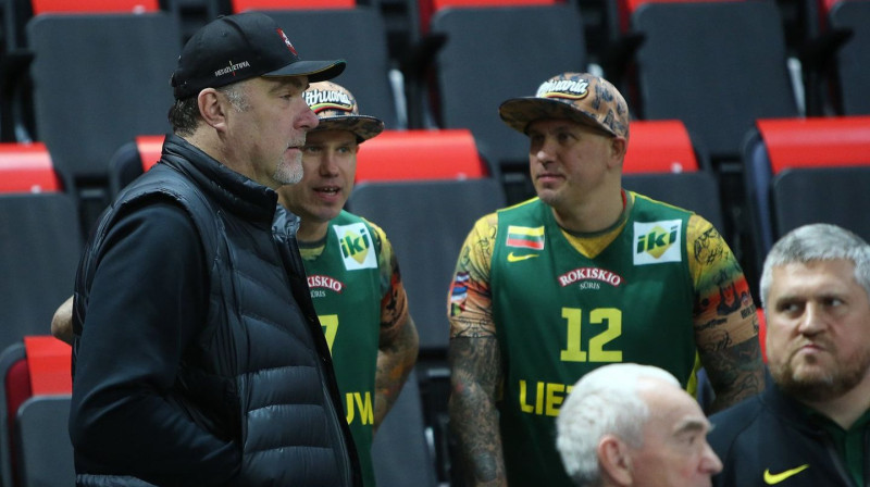 Nauris un Normunds Macji kopā ar Lietuvas Basketbola federācijas prezidentu Arvīdu Saboni. Foto: Gintars Šiuparis