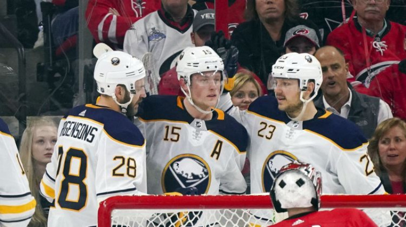 Zemgus Girgensons, Džeks Aikels un Sems Reinhārts. Foto: USA TODAY Sports/Sipa USA/Scanpix