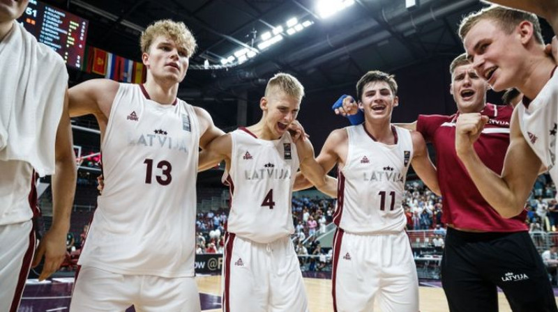 Dāvids Vīksne (#4) un Latvijas U18 valstsvienības komandas biedri. Foto: Romāns Kokšarovs, Sporta Avīze, f64