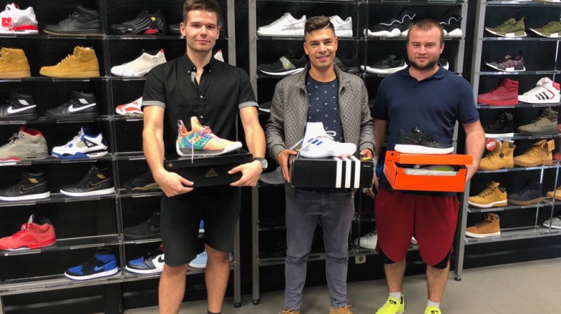 "A7 tūres" čempionvienības "Bauskas Zelta lauvas" ar balvām "ProBasketball" veikalā
Publicitātes foto