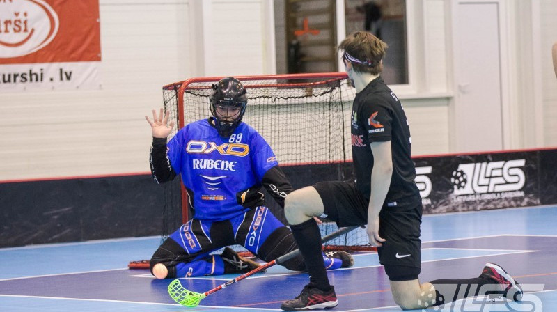 Kocēnu "Rubenes" vārtos - Roberts Trepšs. Foto: Raivo Sarelainens, floorball.lv