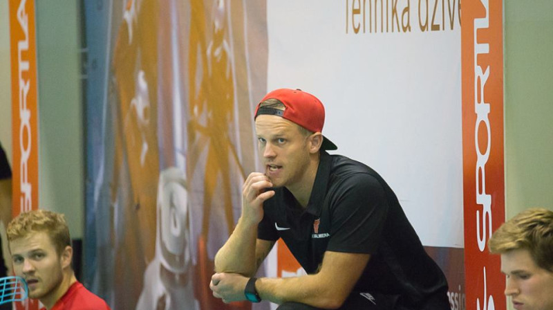 Aigars Belasovs pašlaik nevar palīdzēt komandai laukumā un spiests pārdomāt komandas sekmes, atrodoties uz rezervistu soliņa
Foto: Edgars Vaivads, FBK Valmiera