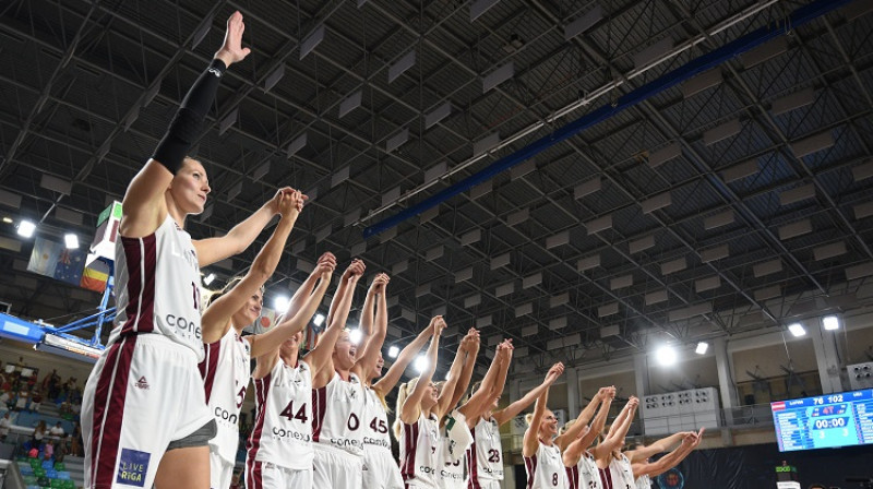 Latvijas basketbolistes pateicas līdzjutējiem. Foto: Romāns Kokšarovs, f64
