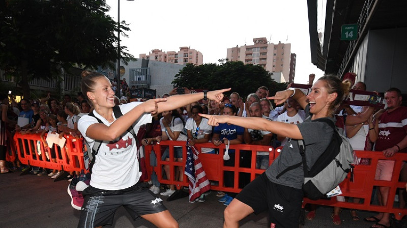 Kitija Laksa un Gunta Baško. Foto: Romāns Kokšarovs, f64
