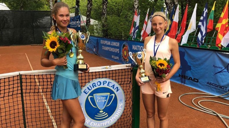 Kamilla Bartone un Patrīcija Špaka pēc Eiropas čempionāta fināla Maskavā. 
Foto: Latvijas Tenisa savienība