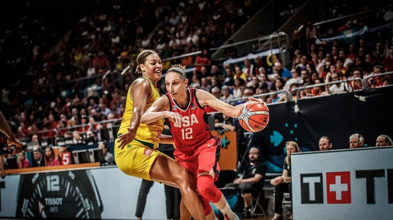 Daiana Taurasi un Elizabete Kembedža. Foto: FIBA