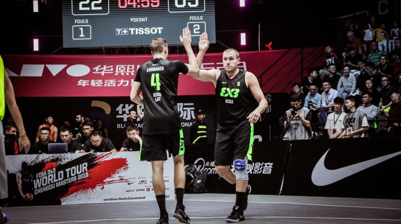 Kārlis Lasmanis un Edgars Krūmiņš. Foto: FIBA