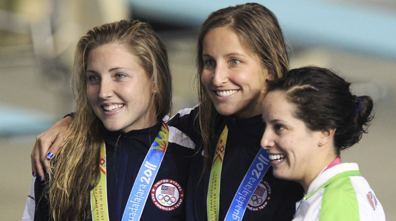 Kimberlija Vandenberga (centrā) ar zelta medaļu Panamerikas spēlēs Gvadalaharā 200 metru tauriņstila distancē.