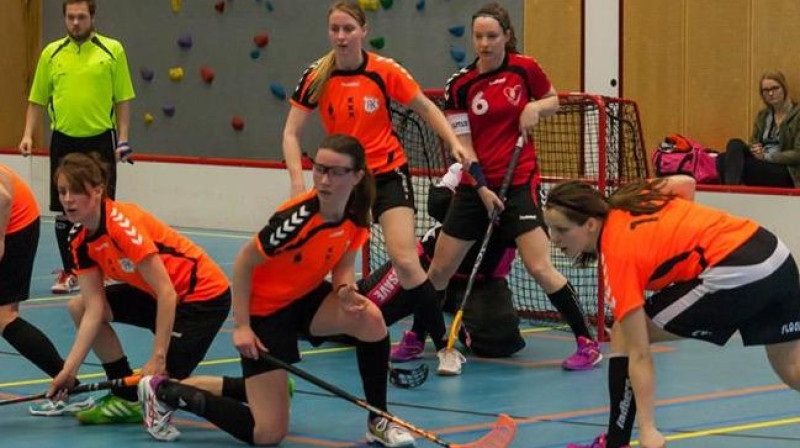 Liene Krauja (pirmā no labās) sargā komandas vārtus